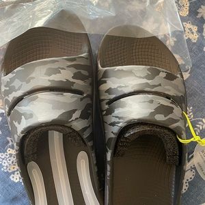 Oofos camo slides. Men’s size 11. Never worn.